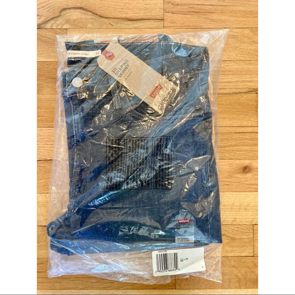NEW Levi’s blue jeans